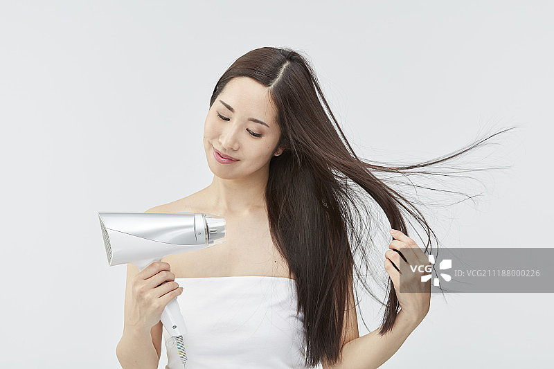 拥有一头秀发的日本青年模特图片素材