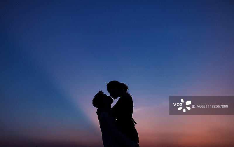 夕阳下的拥抱的情侣图片素材
