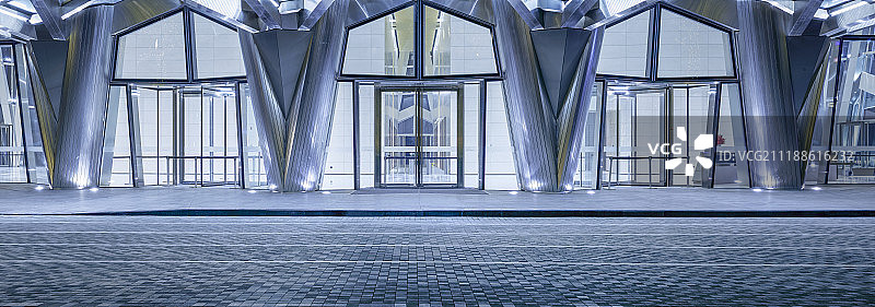 深圳豪华写字楼和门前广场夜景图片素材