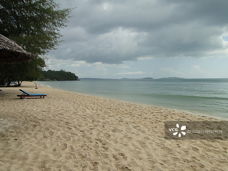 带日光躺椅的沙滩景观图片素材