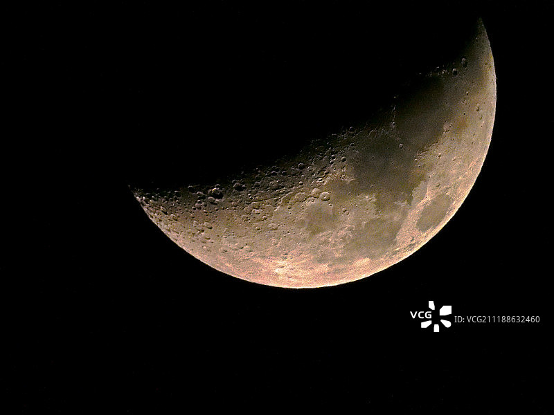 穿过薄雾的半月图片素材