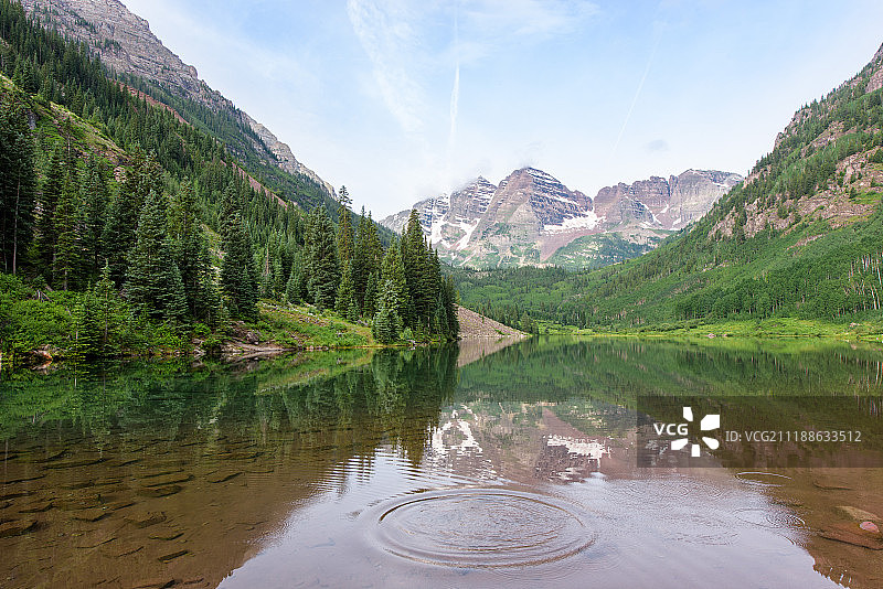 栗色湖图片素材