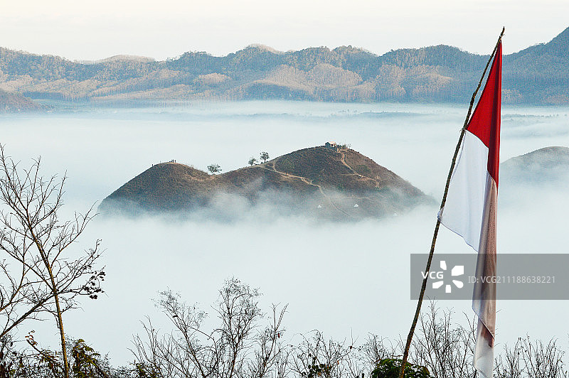 多姆巴山：雾蒙蒙的印度尼西亚风光图片素材