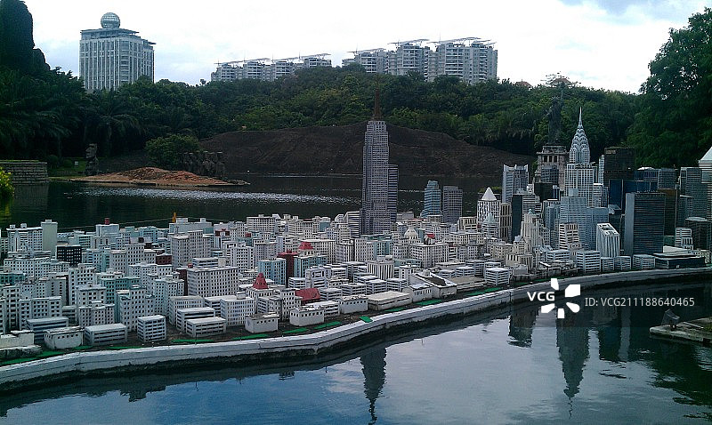 湖边的微型城市景观图片素材