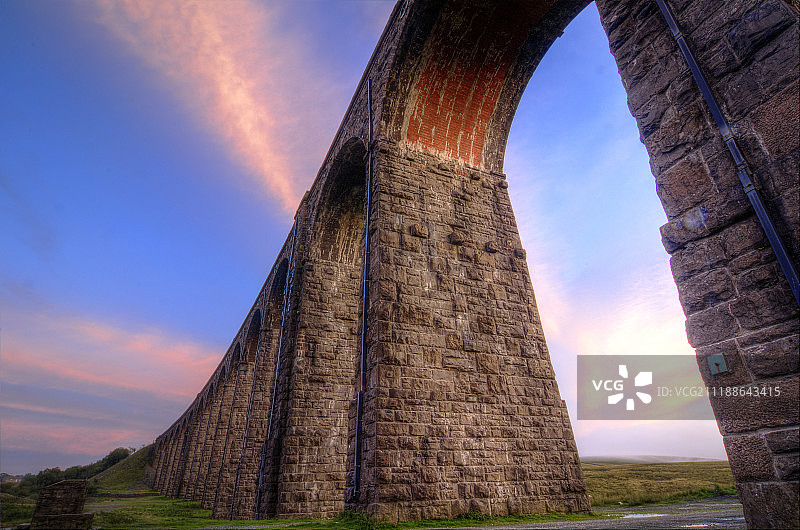 日落时分的高架桥图片素材