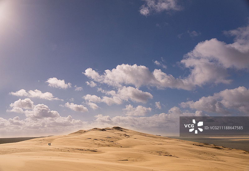 阳光下漫步图片素材