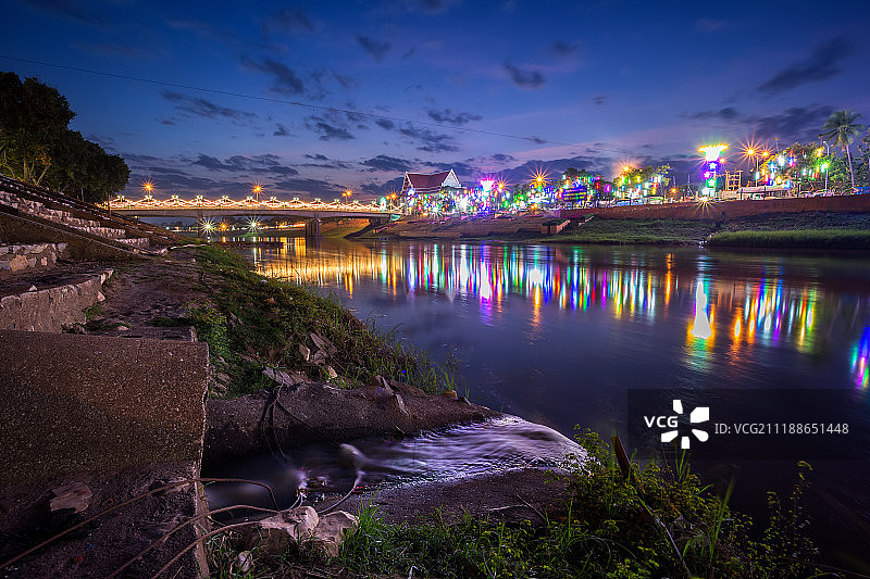 彭世洛府桥梁的自然夜景图片素材