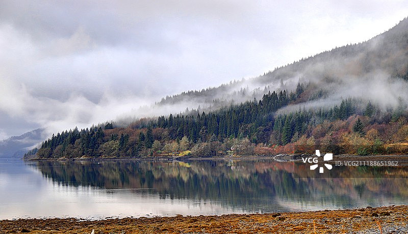 有湖的秋季山景图片素材