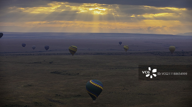 清晨乘坐热气球图片素材
