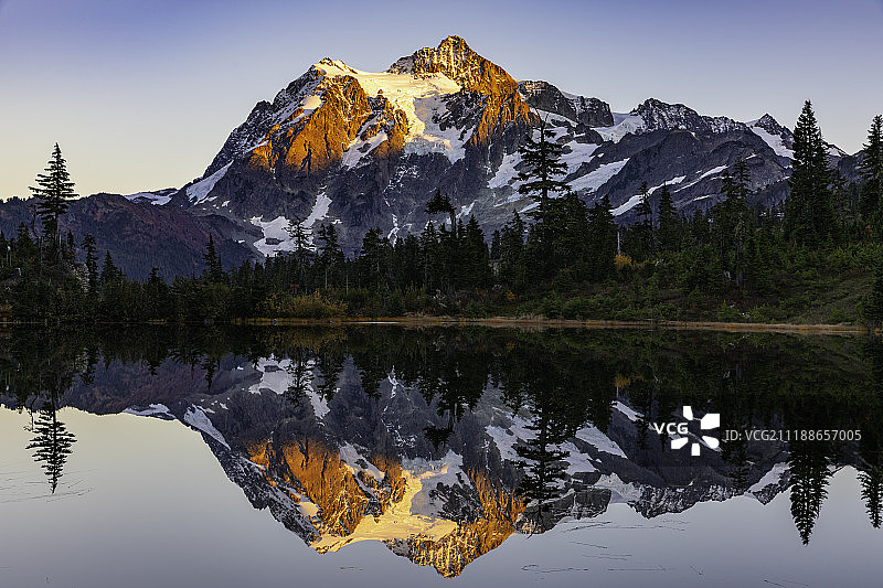 贝克山上的金色光芒图片素材