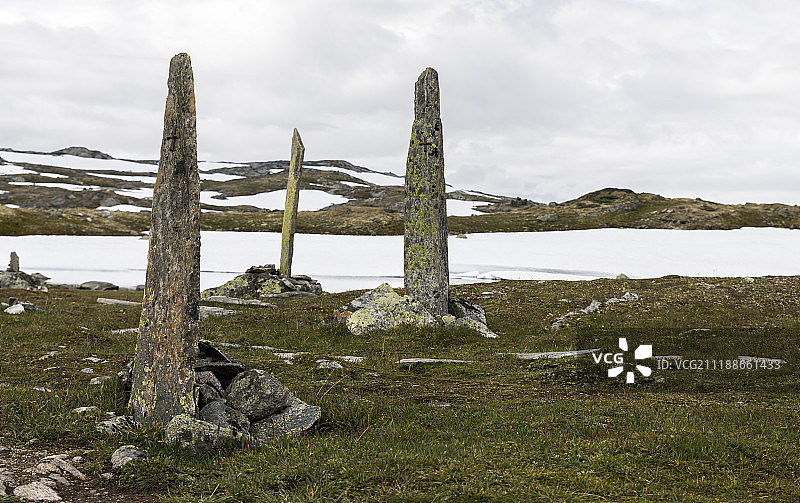 路边的石堆纪念碑图片素材