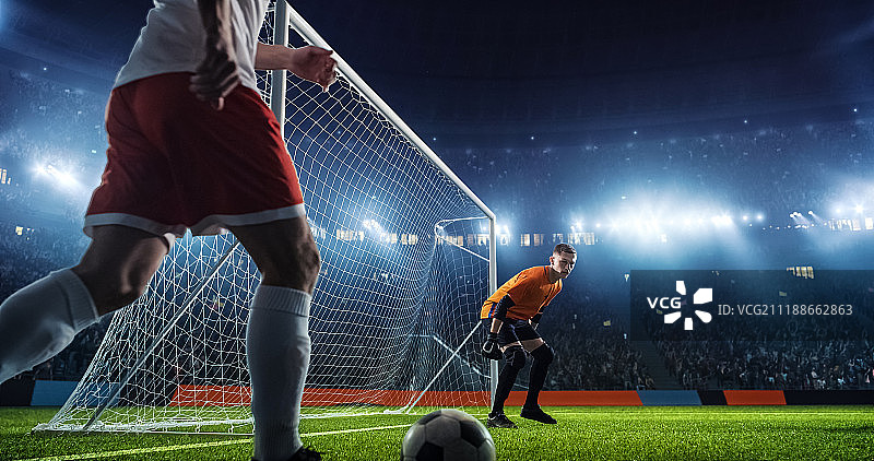 专业足球场上的足球比赛瞬间图片素材