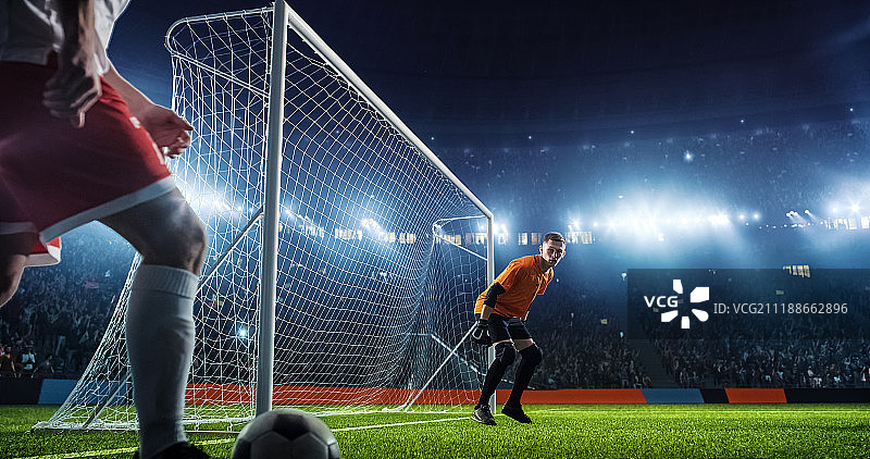 专业足球场上的足球比赛瞬间图片素材