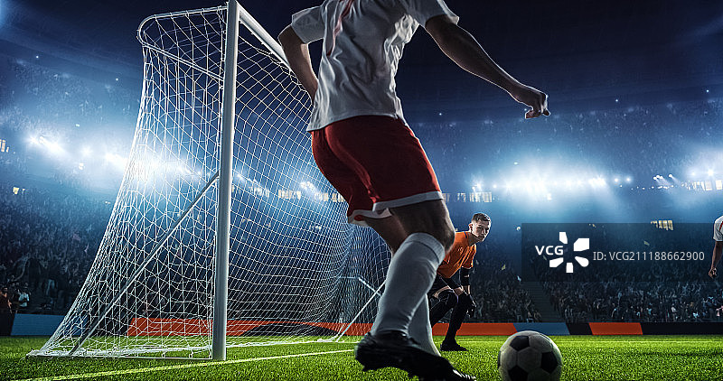 专业足球场上的足球比赛瞬间图片素材