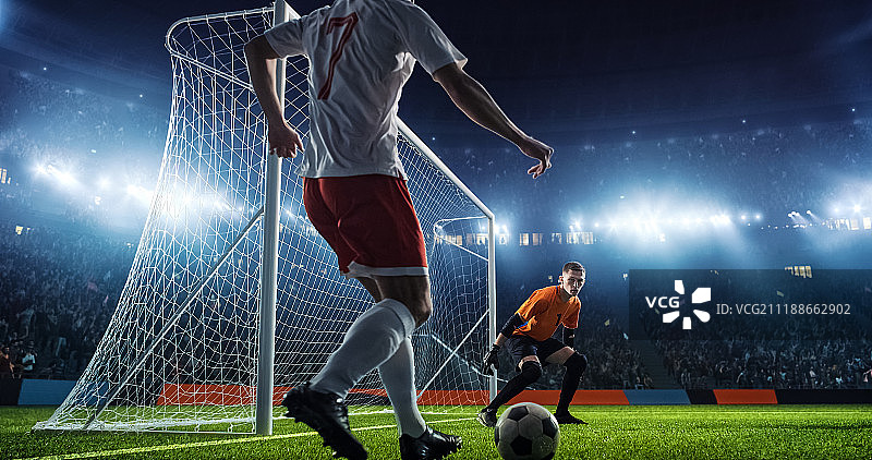 专业足球场上的足球比赛瞬间图片素材