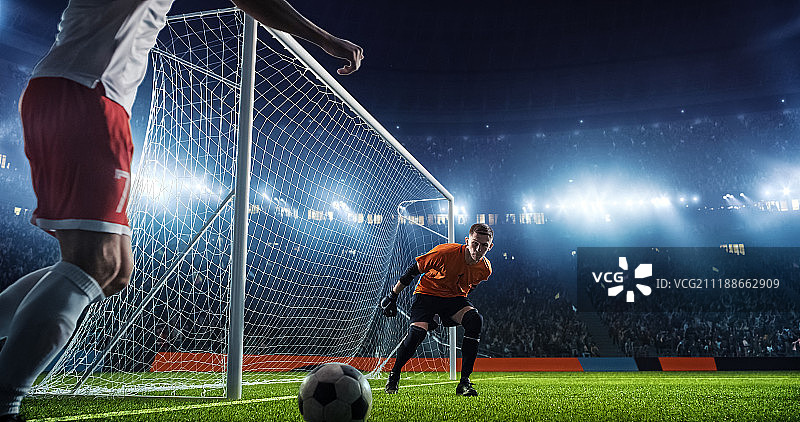 专业足球场上的足球比赛瞬间图片素材
