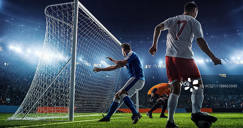 专业足球场上的足球比赛瞬间图片素材