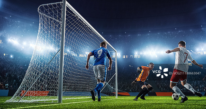 专业足球场上的足球比赛瞬间图片素材