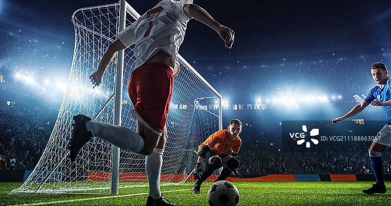 专业足球场上的足球比赛瞬间图片素材