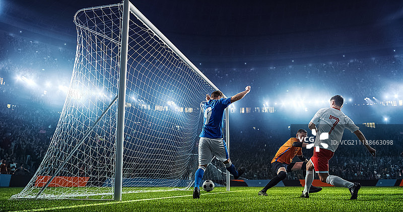 专业足球场上的足球比赛瞬间图片素材