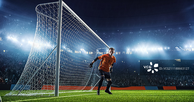 专业足球场上的足球比赛瞬间图片素材