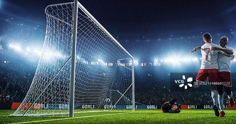 专业足球场上的足球比赛瞬间图片素材