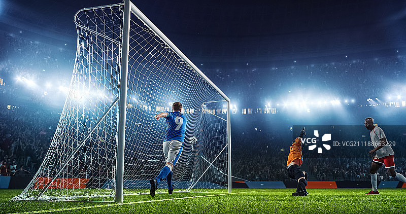 专业足球场上的足球比赛瞬间图片素材