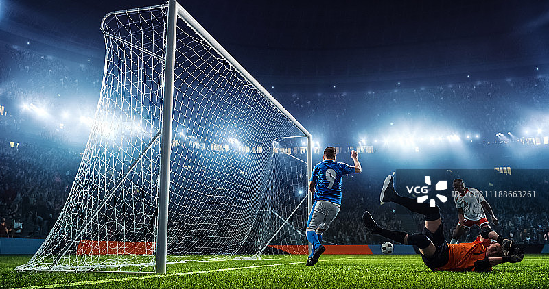 专业足球场上的足球比赛瞬间图片素材