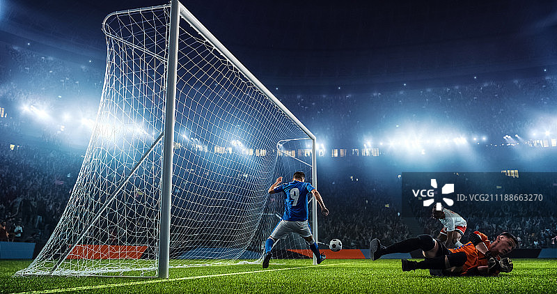 专业足球场上的足球比赛瞬间图片素材