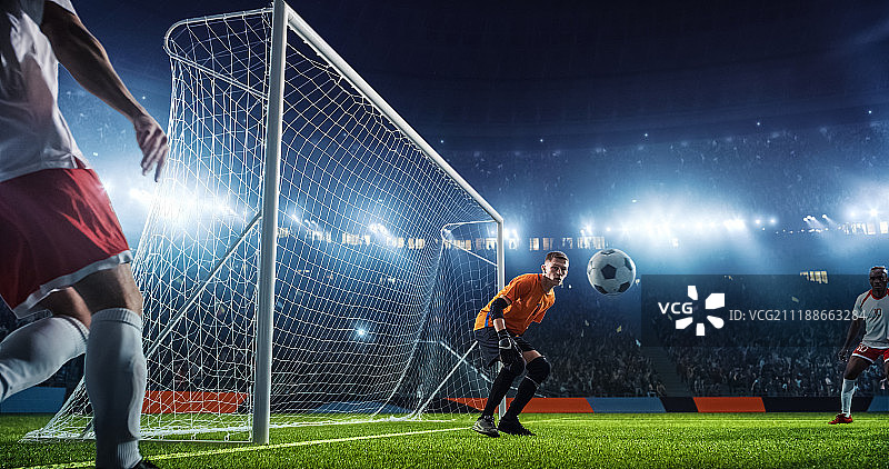 专业足球场上的足球比赛瞬间图片素材