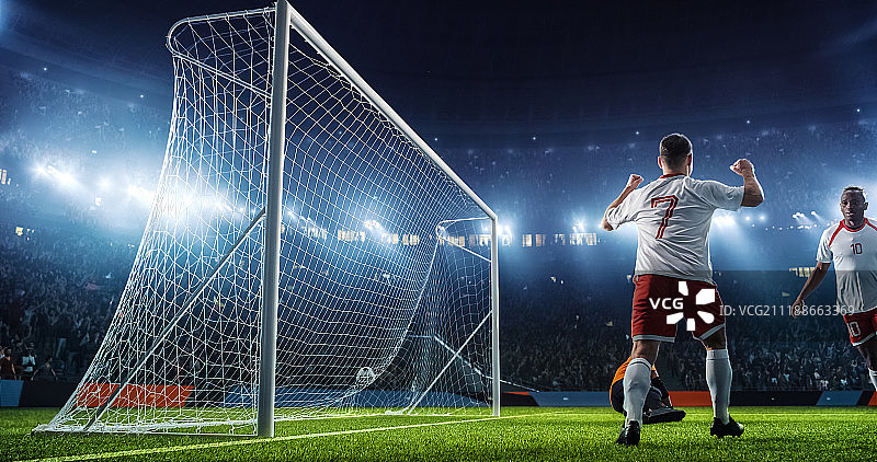 专业足球场上的足球比赛瞬间图片素材