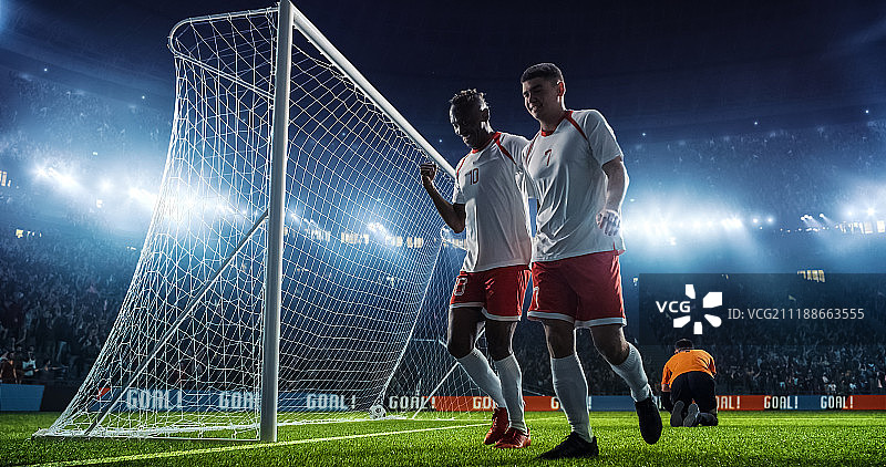 专业足球场上的足球比赛瞬间图片素材