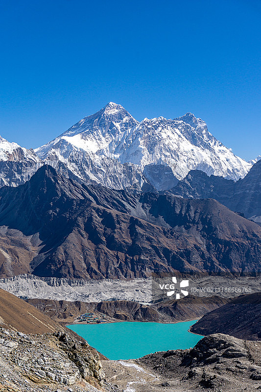 山脚下的湖泊景观图片素材
