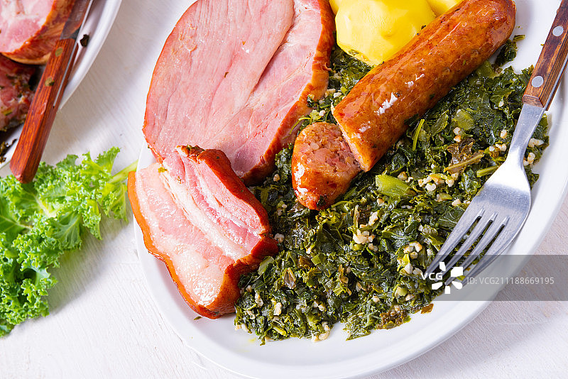 美味正宗的奥尔登堡羽衣甘蓝配粉色香肠图片素材