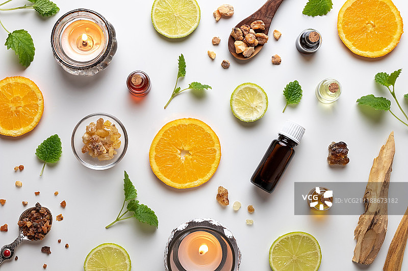 含有新鲜柑橘的精油瓶图片素材