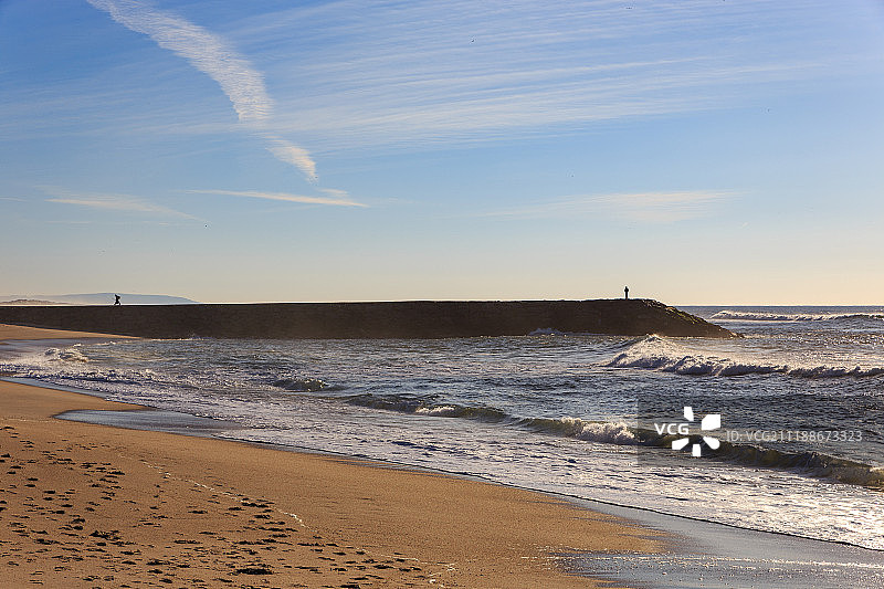 两个背对背的渔民图片素材