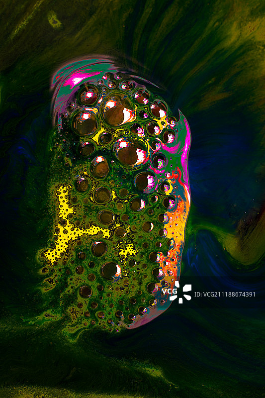 玻璃上的彩色油漆气泡图片素材