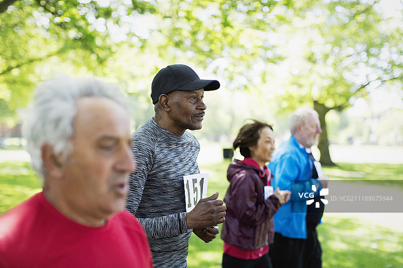 活跃老年人在公园跑步比赛图片素材