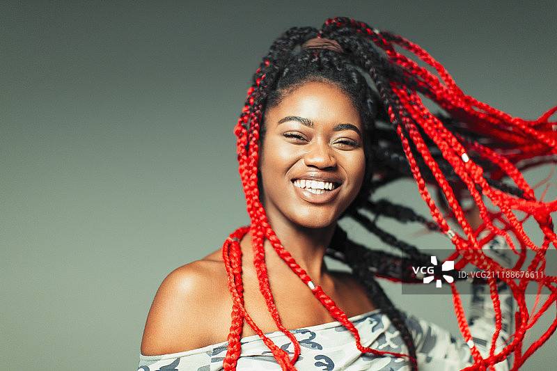 自信快乐的红辫子年轻女人肖像图片素材