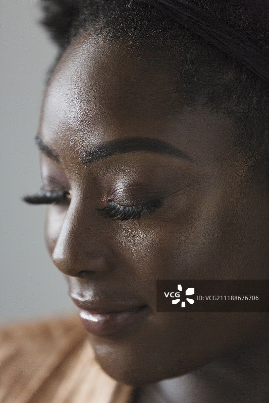 闭着眼睛的宁静美丽女子特写图片素材