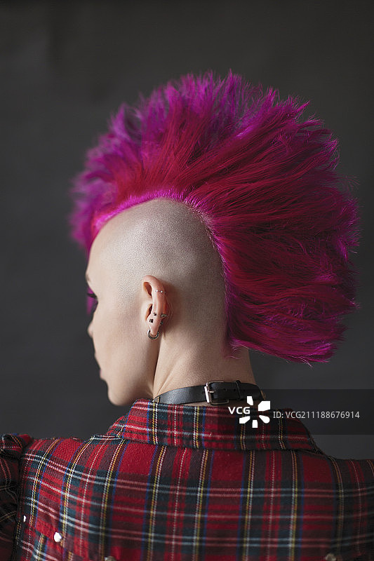 留粉色莫霍克发型的酷炫青年女性图片素材