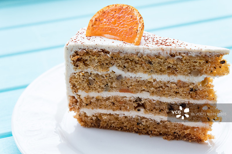 盘子里的一块美味胡萝卜蛋糕图片素材