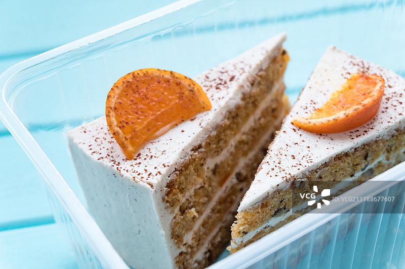 容器中两块美味的胡萝卜蛋糕图片素材