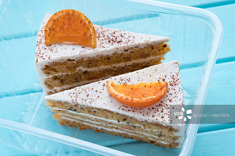 容器中两块美味的胡萝卜蛋糕图片素材