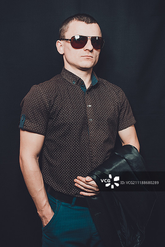 穿着黑衬衫和棕色太阳镜的男人肖像图片素材