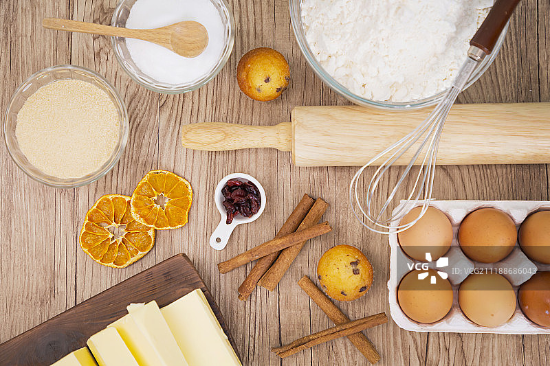烘焙概念的自制糕点，厨房烘焙和烘焙配料——鸡蛋、面粉、糖、黄油和牛奶。079图片素材