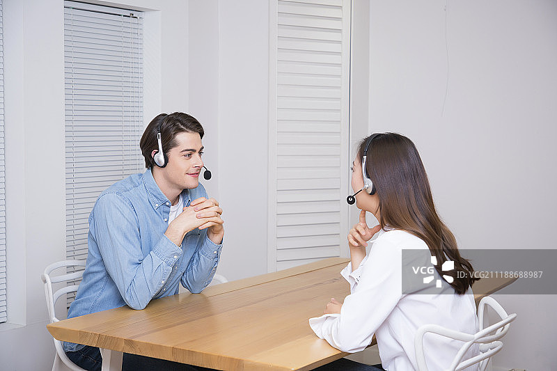 线上/线下外语课程概念摄影研究图片素材