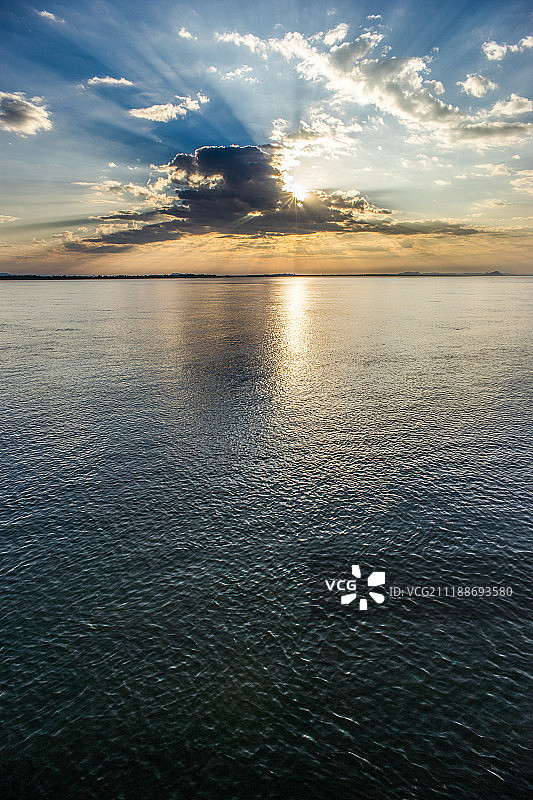缅甸若开邦实兑加拉丹河日出风光图片素材