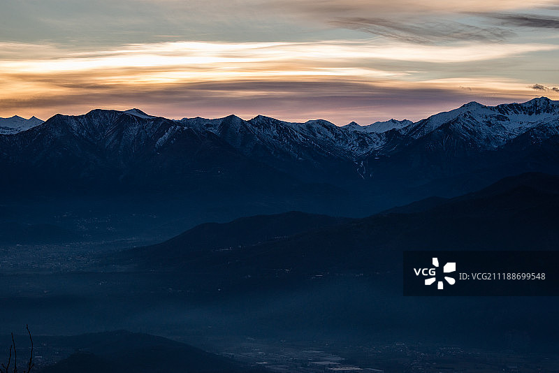 日落时分的山地风光图片素材