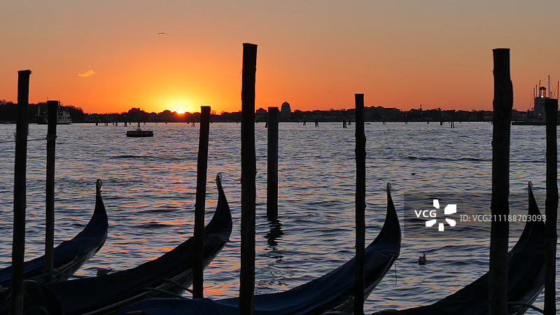 威尼斯大运河日出与黑色贡多拉图片素材